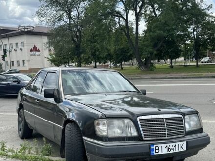 Черный Мерседес Е-Класс, объемом двигателя 2.2 л и пробегом 498 тыс. км за 2000 $, фото 1 на Automoto.ua
