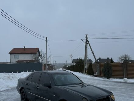 Черный Мерседес Е-Класс, объемом двигателя 2.3 л и пробегом 3 тыс. км за 2500 $, фото 1 на Automoto.ua