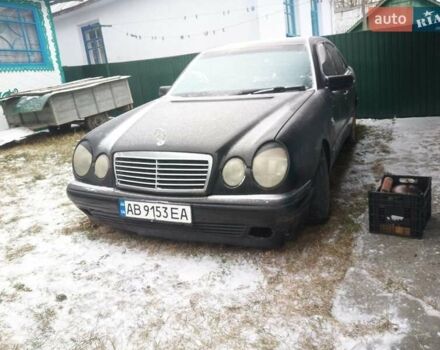 Черный Мерседес Е-Класс, объемом двигателя 3.2 л и пробегом 300 тыс. км за 3700 $, фото 1 на Automoto.ua