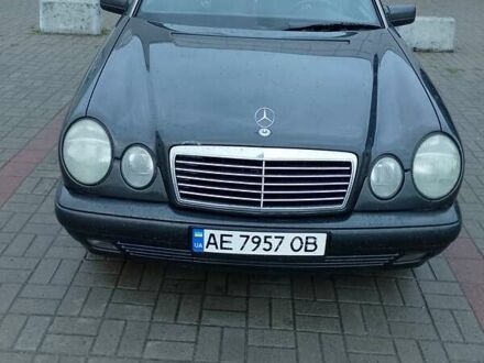 Черный Мерседес Е-Класс, объемом двигателя 2.2 л и пробегом 440 тыс. км за 3333 $, фото 1 на Automoto.ua