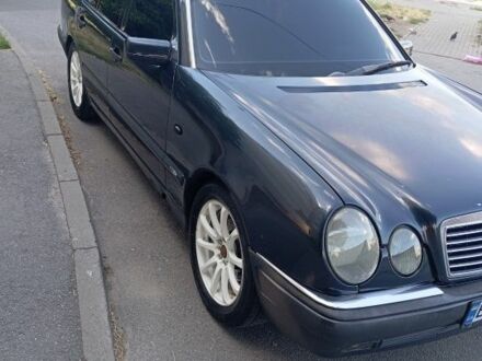 Черный Мерседес Е-Класс, объемом двигателя 2.3 л и пробегом 400 тыс. км за 4000 $, фото 1 на Automoto.ua