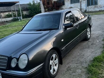 Мерседес Е-Класс 1996 в Луцке на Automoto.ua Черный Мерседес Е-Класс, объемом двигателя 2 л и пробегом 290 тыс. км за 2850 $, фото 1 на Automoto.ua