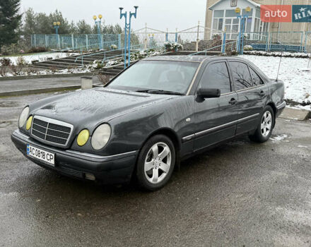 Черный Мерседес Е-Класс, объемом двигателя 2 л и пробегом 300 тыс. км за 2600 $, фото 1 на Automoto.ua