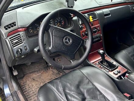 Мерседес Е-Клас 1996 у Лебедине на Automoto.ua Чорний Мерседес Е-Клас, об'ємом двигуна 2.3 л та пробігом 317 тис. км за 3500 $, фото 1 на Automoto.ua