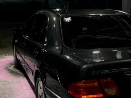 Мерседес Е-Клас 1996 у Луцьку на Automoto.ua Чорний Мерседес Е-Клас, об'ємом двигуна 2 л та пробігом 280 тис. км за 3200 $, фото 1 на Automoto.ua