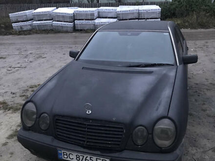 Черный Мерседес Е-Класс, объемом двигателя 2 л и пробегом 419 тыс. км за 2200 $, фото 1 на Automoto.ua