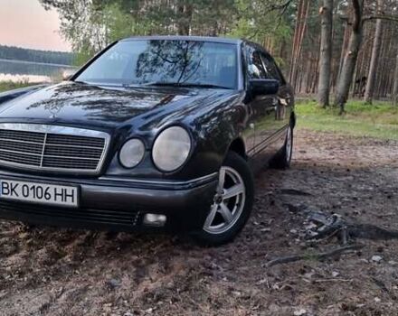 Черный Мерседес Е-Класс, объемом двигателя 2 л и пробегом 450 тыс. км за 3500 $, фото 1 на Automoto.ua