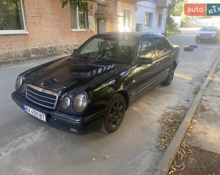 Чорний Мерседес Е-Клас, об'ємом двигуна 2 л та пробігом 423 тис. км за 4200 $, фото 1 на Automoto.ua