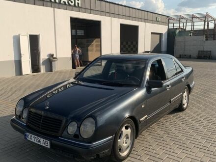 Черный Мерседес Е-Класс, объемом двигателя 3.2 л и пробегом 450 тыс. км за 2700 $, фото 1 на Automoto.ua