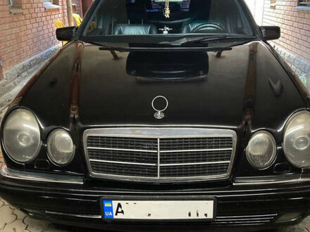 Черный Мерседес Е-Класс, объемом двигателя 3.2 л и пробегом 400 тыс. км за 5200 $, фото 1 на Automoto.ua