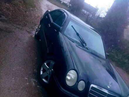 Чорний Мерседес Е-Клас, об'ємом двигуна 2 л та пробігом 300 тис. км за 2300 $, фото 1 на Automoto.ua