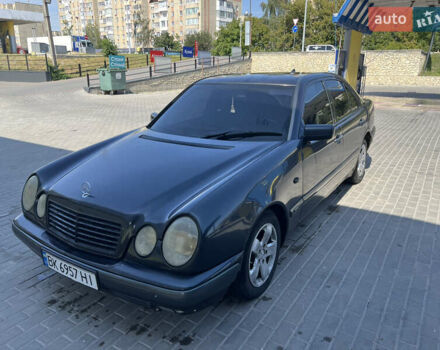 Черный Мерседес Е-Класс, объемом двигателя 2.4 л и пробегом 350 тыс. км за 3000 $, фото 1 на Automoto.ua