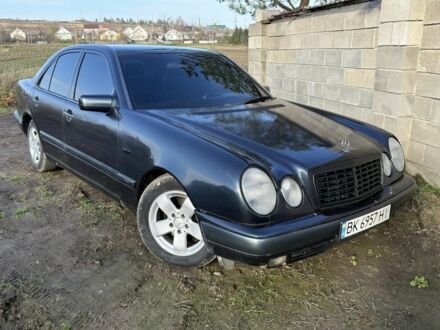 Черный Мерседес Е-Класс, объемом двигателя 2.4 л и пробегом 377 тыс. км за 1600 $, фото 1 на Automoto.ua