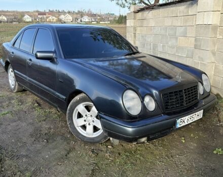 Черный Мерседес Е-Класс, объемом двигателя 2.4 л и пробегом 377 тыс. км за 1600 $, фото 1 на Automoto.ua