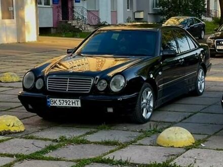 Черный Мерседес Е-Класс, объемом двигателя 2.8 л и пробегом 425 тыс. км за 2800 $, фото 1 на Automoto.ua