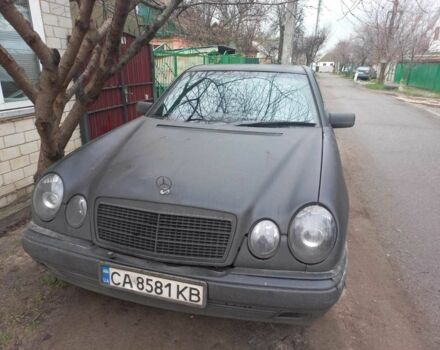 Черный Мерседес Е-Класс, объемом двигателя 2.4 л и пробегом 300 тыс. км за 2300 $, фото 1 на Automoto.ua