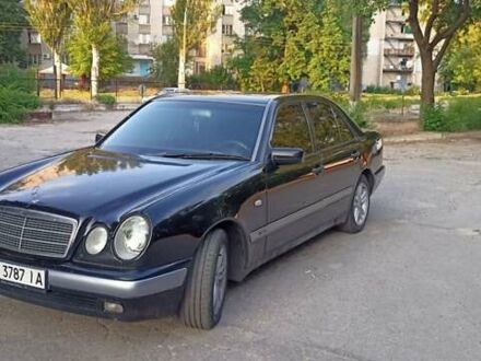 Мерседес Е-Класс 1998 в Запорожье на Automoto.ua Черный Мерседес Е-Класс, объемом двигателя 2 л и пробегом 312 тыс. км за 5000 $, фото 1 на Automoto.ua