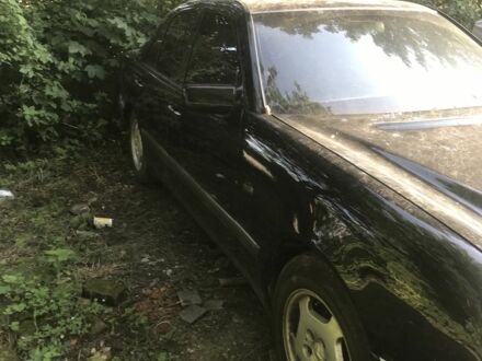 Черный Мерседес Е-Класс, объемом двигателя 2.4 л и пробегом 400 тыс. км за 3300 $, фото 1 на Automoto.ua