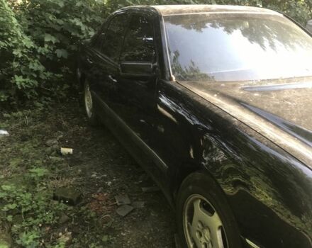 Черный Мерседес Е-Класс, объемом двигателя 2.4 л и пробегом 400 тыс. км за 3300 $, фото 1 на Automoto.ua