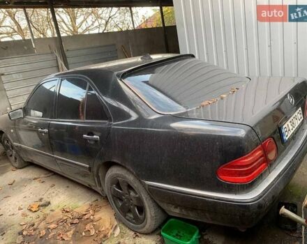 Черный Мерседес Е-Класс, объемом двигателя 2.8 л и пробегом 250 тыс. км за 2400 $, фото 1 на Automoto.ua