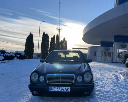 Черный Мерседес Е-Класс, объемом двигателя 4.3 л и пробегом 200 тыс. км за 3000 $, фото 1 на Automoto.ua