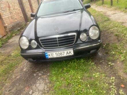 Чорний Мерседес Е-Клас, об'ємом двигуна 2 л та пробігом 437 тис. км за 3500 $, фото 1 на Automoto.ua
