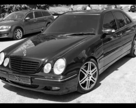 Черный Мерседес Е-Класс, объемом двигателя 4.3 л и пробегом 300 тыс. км за 6000 $, фото 1 на Automoto.ua