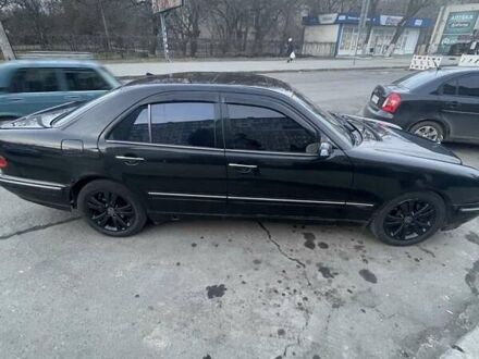 Черный Мерседес Е-Класс, объемом двигателя 2.8 л и пробегом 450 тыс. км за 4100 $, фото 1 на Automoto.ua