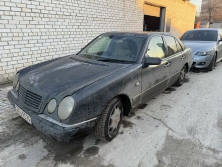 Черный Мерседес Е-Класс, объемом двигателя 0 л и пробегом 200 тыс. км за 1300 $, фото 1 на Automoto.ua