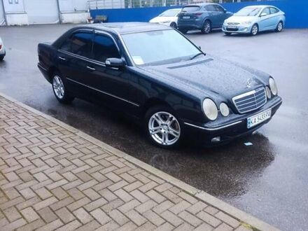 Черный Мерседес Е-Класс, объемом двигателя 3.2 л и пробегом 384 тыс. км за 4777 $, фото 1 на Automoto.ua