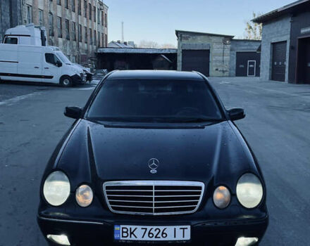 Черный Мерседес Е-Класс, объемом двигателя 3.2 л и пробегом 300 тыс. км за 3600 $, фото 1 на Automoto.ua