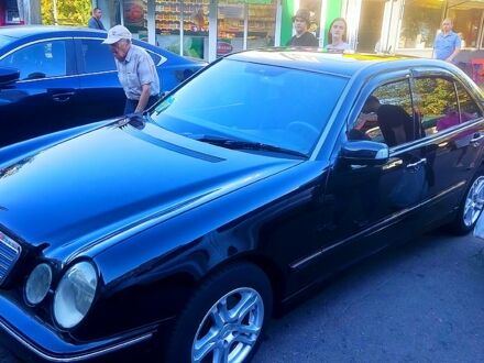 Черный Мерседес Е-Класс, объемом двигателя 3.2 л и пробегом 336 тыс. км за 4850 $, фото 1 на Automoto.ua