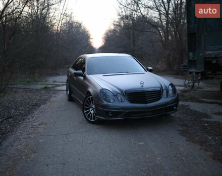 Черный Мерседес Е-Класс, объемом двигателя 5 л и пробегом 320 тыс. км за 12000 $, фото 1 на Automoto.ua