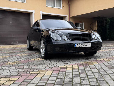 Черный Мерседес Е-Класс, объемом двигателя 3.2 л и пробегом 375 тыс. км за 8000 $, фото 1 на Automoto.ua