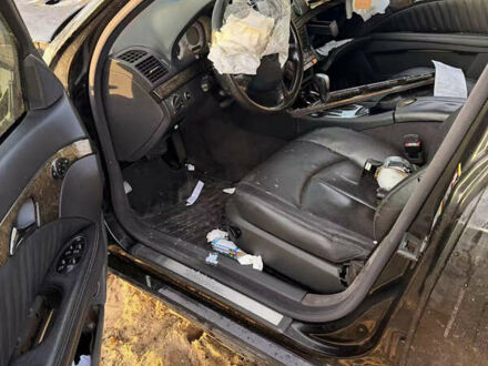 Черный Мерседес Е-Класс, объемом двигателя 3.2 л и пробегом 400 тыс. км за 2600 $, фото 1 на Automoto.ua