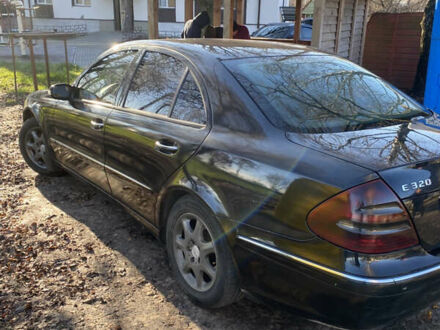 Черный Мерседес Е-Класс, объемом двигателя 3.2 л и пробегом 320 тыс. км за 5000 $, фото 1 на Automoto.ua