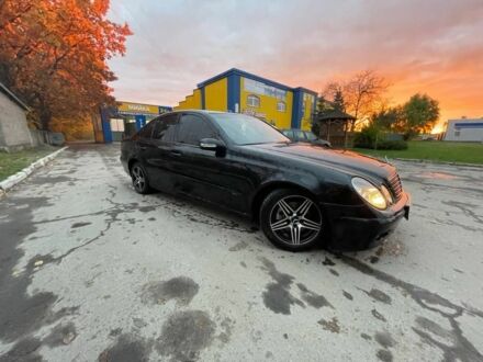 Черный Мерседес Е-Класс, объемом двигателя 2.2 л и пробегом 300 тыс. км за 3100 $, фото 1 на Automoto.ua