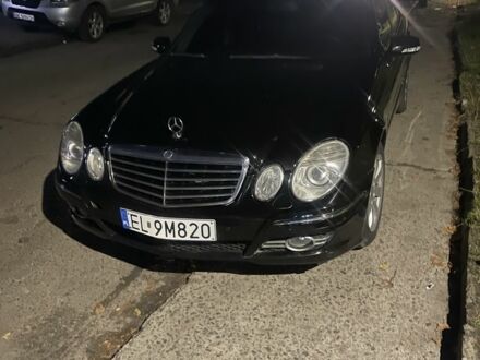 Черный Мерседес Е-Класс, объемом двигателя 2.2 л и пробегом 350 тыс. км за 3200 $, фото 1 на Automoto.ua