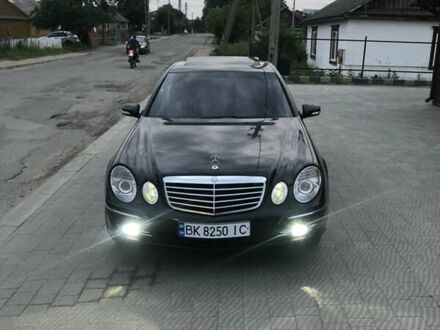 Чорний Мерседес Е-Клас, об'ємом двигуна 2.2 л та пробігом 308 тис. км за 8800 $, фото 1 на Automoto.ua