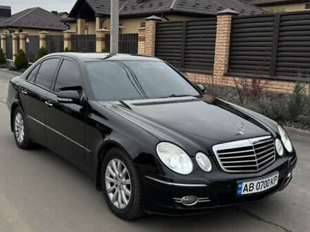 Черный Мерседес Е-Класс, объемом двигателя 1.8 л и пробегом 125 тыс. км за 10000 $, фото 1 на Automoto.ua