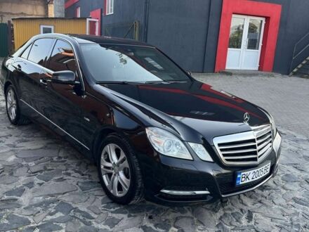 Мерседес Е-Клас 2010 у Кременце на Automoto.ua Чорний Мерседес Е-Клас, об'ємом двигуна 3 л та пробігом 275 тис. км за 12500 $, фото 1 на Automoto.ua