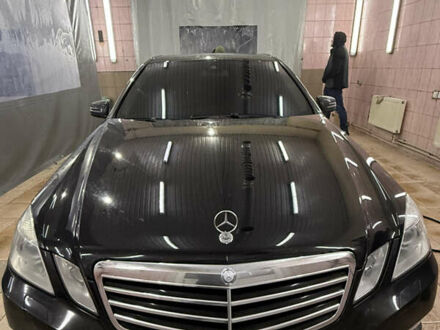 Черный Мерседес Е-Класс, объемом двигателя 2.2 л и пробегом 435 тыс. км за 12000 $, фото 1 на Automoto.ua