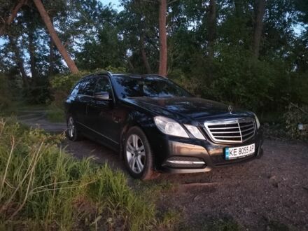 Черный Мерседес Е-Класс, объемом двигателя 2.1 л и пробегом 360 тыс. км за 11000 $, фото 1 на Automoto.ua