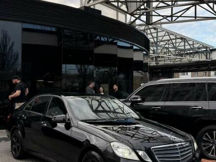 Черный Мерседес Е-Класс, объемом двигателя 1.8 л и пробегом 280 тыс. км за 9800 $, фото 1 на Automoto.ua