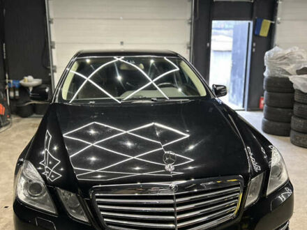 Черный Мерседес Е-Класс, объемом двигателя 3.5 л и пробегом 103 тыс. км за 15500 $, фото 1 на Automoto.ua