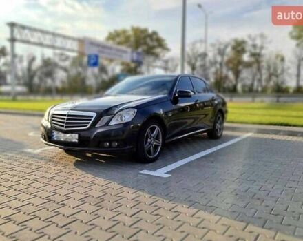 Черный Мерседес Е-Класс, объемом двигателя 2.2 л и пробегом 203 тыс. км за 12000 $, фото 1 на Automoto.ua