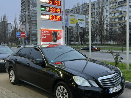 Черный Мерседес Е-Класс, объемом двигателя 2.2 л и пробегом 268 тыс. км за 10800 $, фото 1 на Automoto.ua