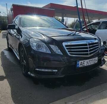 Черный Мерседес Е-Класс, объемом двигателя 2.1 л и пробегом 165 тыс. км за 17688 $, фото 1 на Automoto.ua