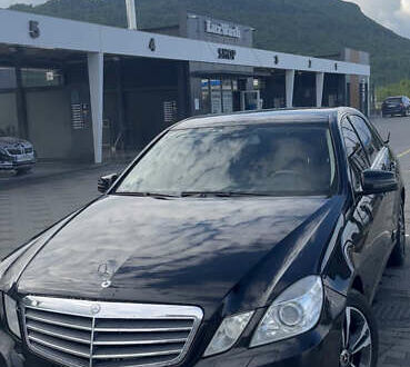 Мерседес Е-Класс 2012 в Хусте на Automoto.ua Черный Мерседес Е-Класс, объемом двигателя 1.8 л и пробегом 260 тыс. км за 13850 $, фото 1 на Automoto.ua