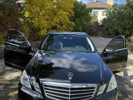 Черный Мерседес Е-Класс, объемом двигателя 2.2 л и пробегом 253 тыс. км за 18500 $, фото 1 на Automoto.ua